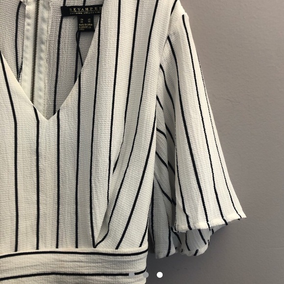 White flowy top with tie around detail - Picture 3 of 3